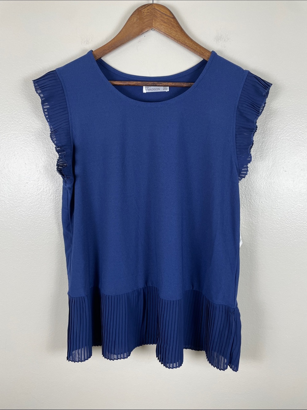 89th & Madison Navy Pleated Sleeve Top. NEW Size Large